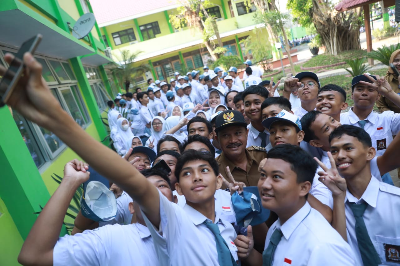 Foto 6 dari 13: Jadi Pembina Upacara Di SMKN 1, Wali Kota Pesan Murid Patuhi Guru Agar Prestasi Terus Melaju