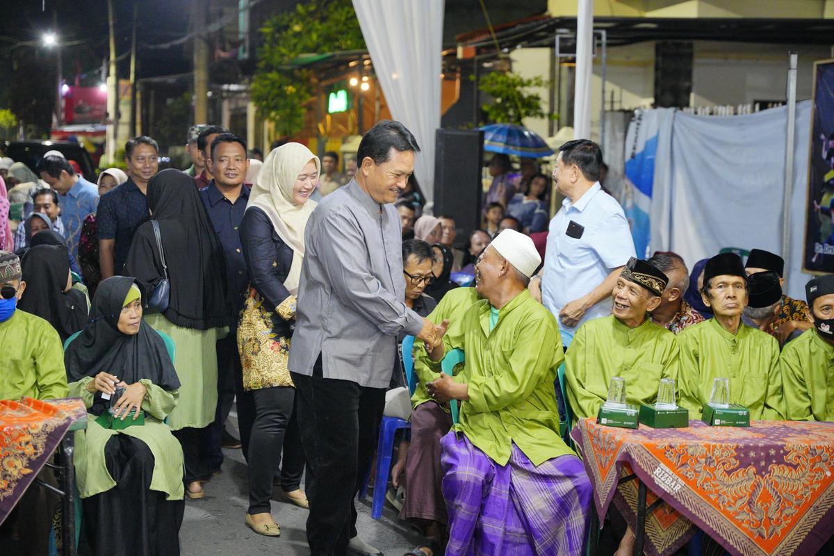 Foto 7 dari 8: Resmikan Gapura Gang Ayam Alas, Wali Kota Harap Jadi Penyemangat Warga Untuk Tingkatkan Pembangunan