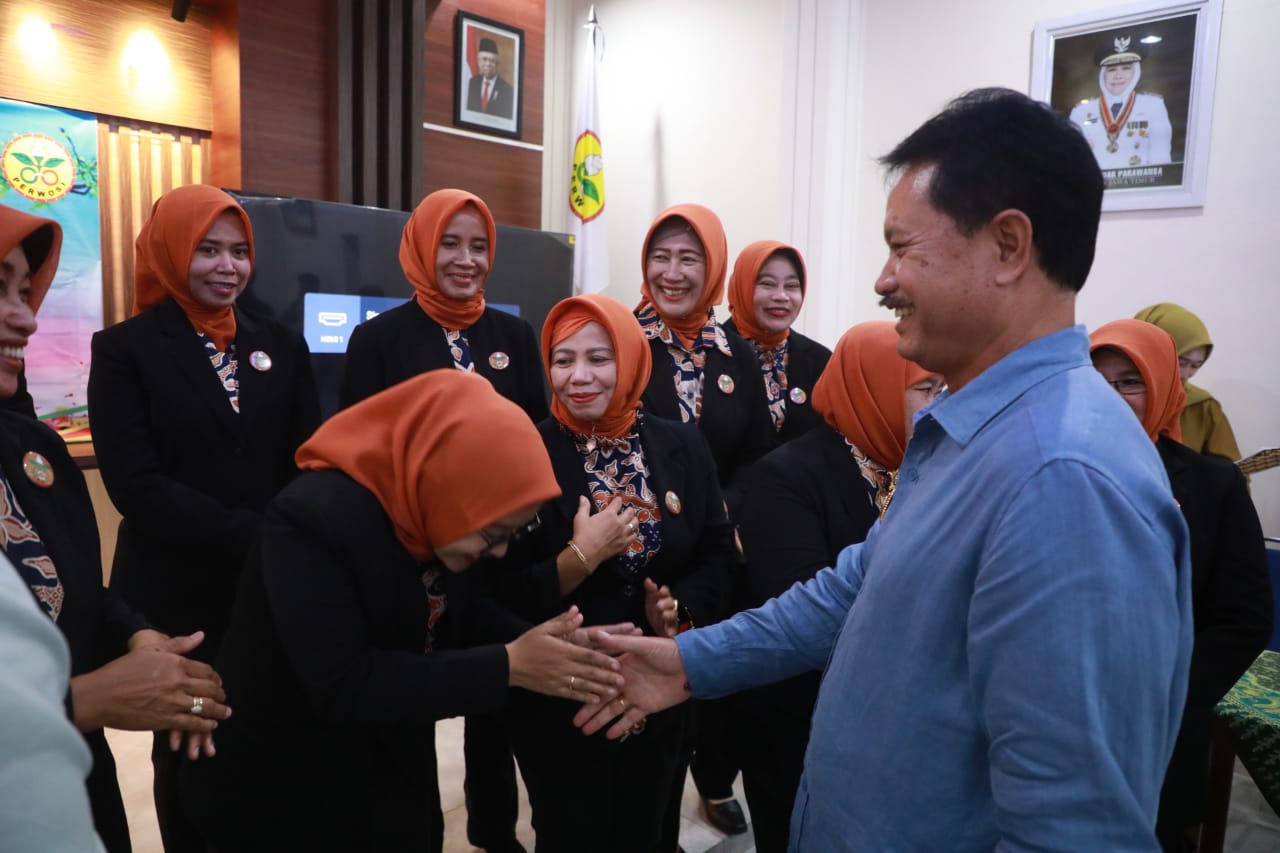 Foto 9 dari 13: Lantik Kepengurusan Perwosi Masa Bakti 2023-2027, Wali Kota Harap Peran Perwosi dalam Kemajuan Kota