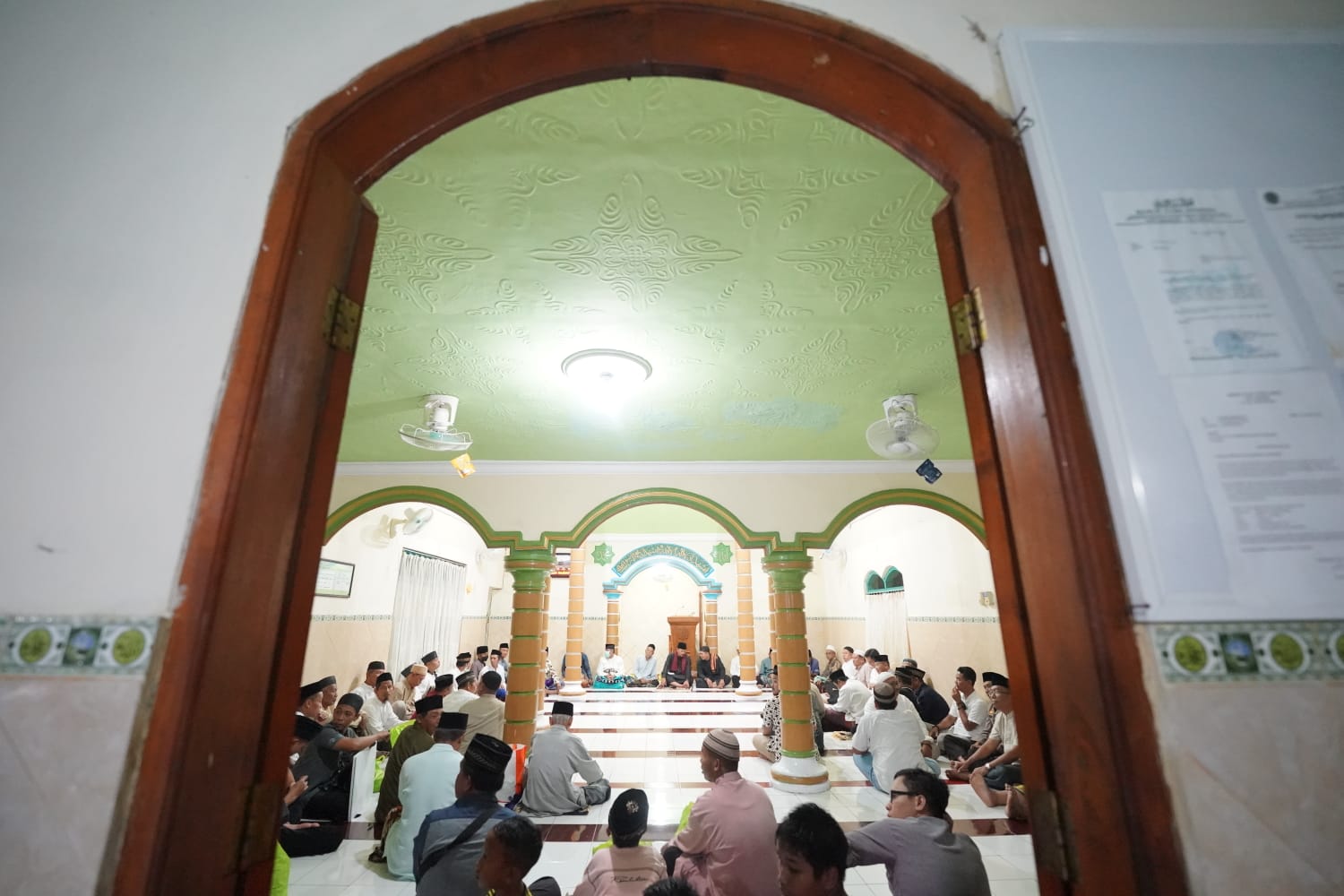 Foto 2 dari 9: Salat Isya di Masjid Baiturohman Kelurahan Rejomulyo, Jamaah Minta Bantuan Rp 10 Juta, Wali Kota Kasih Rp 15 Juta