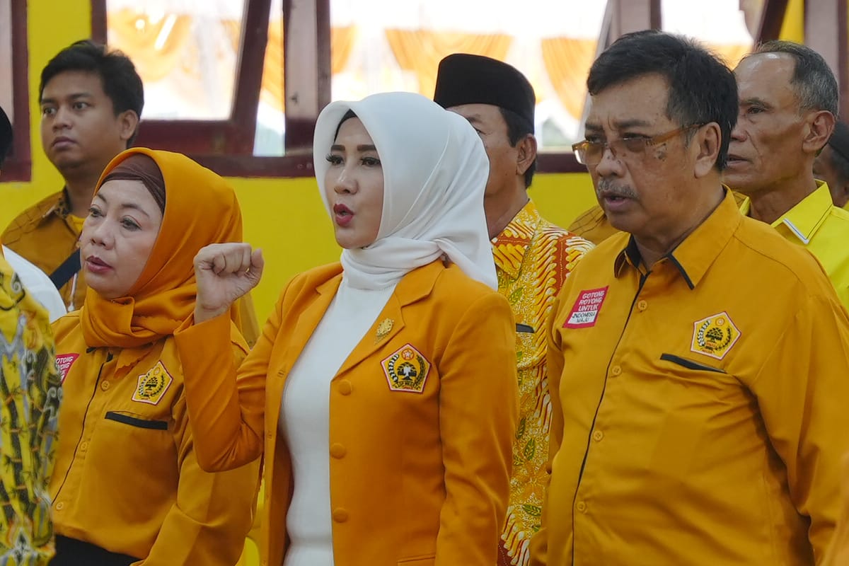 Foto 6 dari 8: Hadiri Pelantikan MKGR, Wali Kota Ajak Tingkatkan Kemajuan Kota