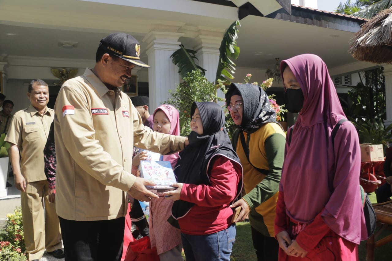 Salurkan Bantuan Atensi Kemensos, Wali Kota: Bantuan Semakin Menyempurnakan Kondisi Penerima Manfaat