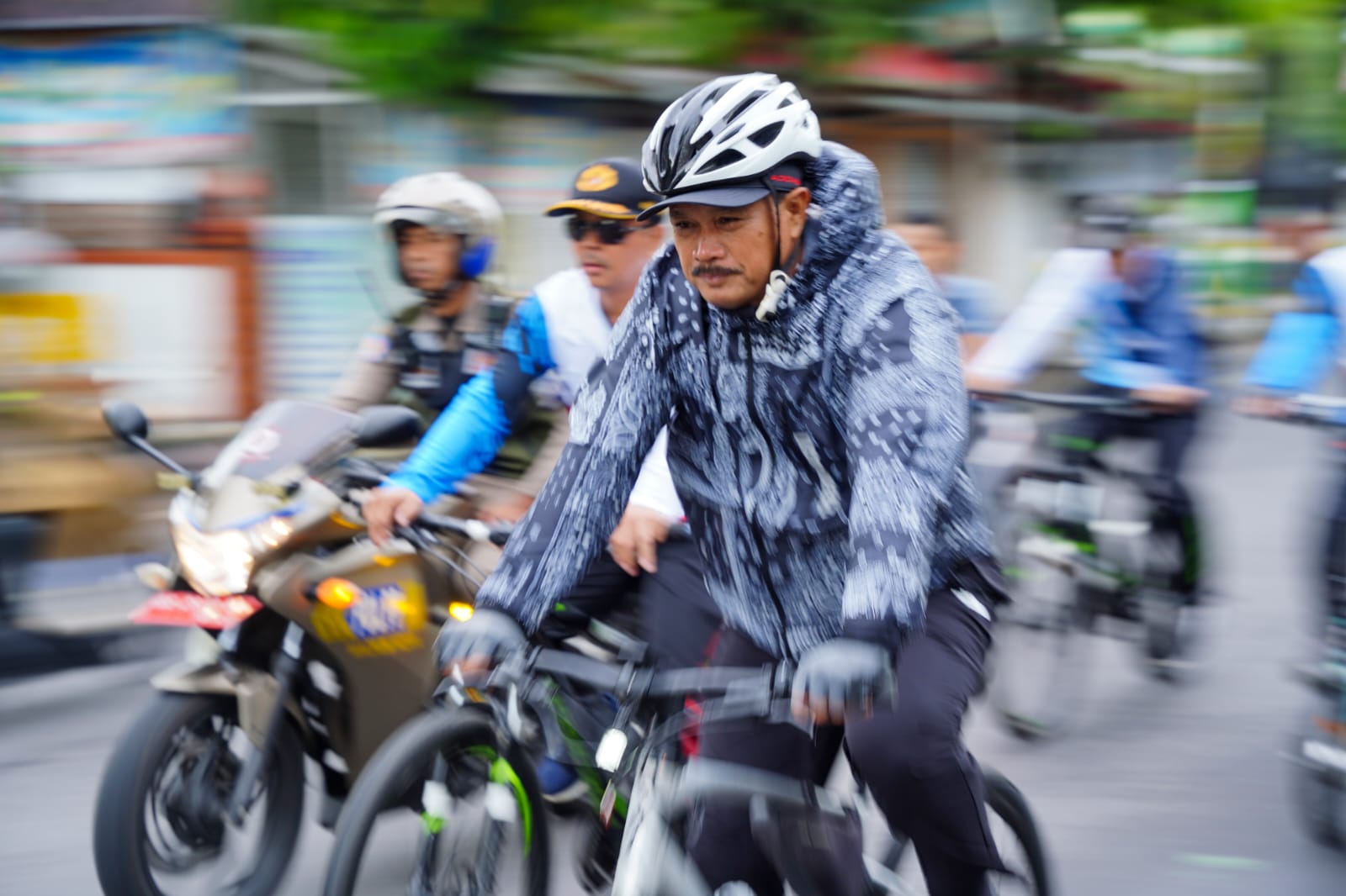 Foto 2 dari 10: Gowes di Tiga Kelurahan, Wali Kota Pastikan Usulan Tepat Sasaran