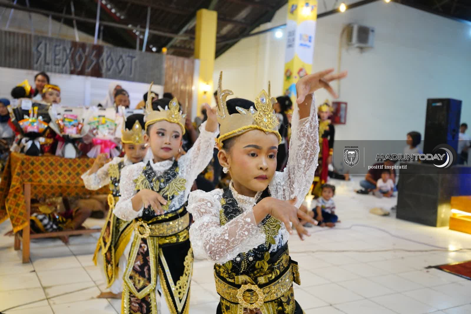 Foto 6 dari 14: Pasar Sleko Kembali Bergeliat, Aksi Tari Tradisional Anak Muda Mulai Dilirik Provinsi