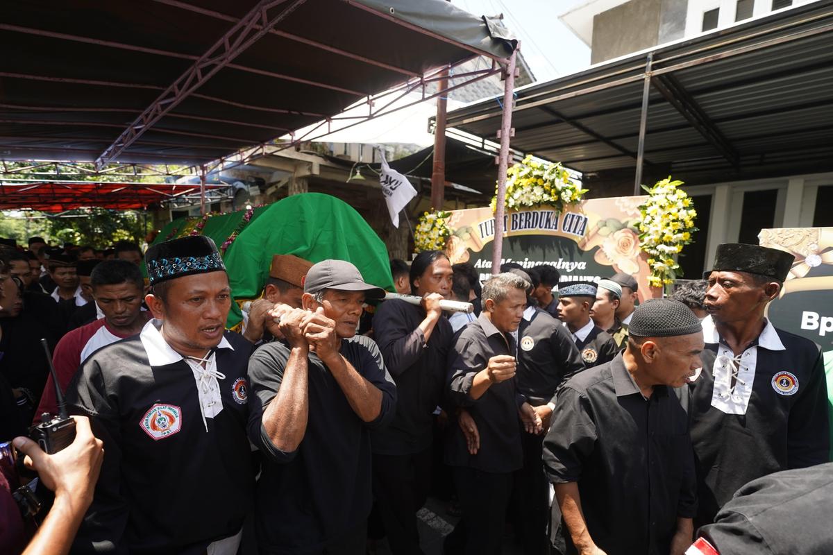 Foto 1 dari 9: Guru Besar Persaudaraan Rasa Tunggal Berpulang, Wali Kota Turut Mengantarkan Sampai Peristirahatan Terakhir