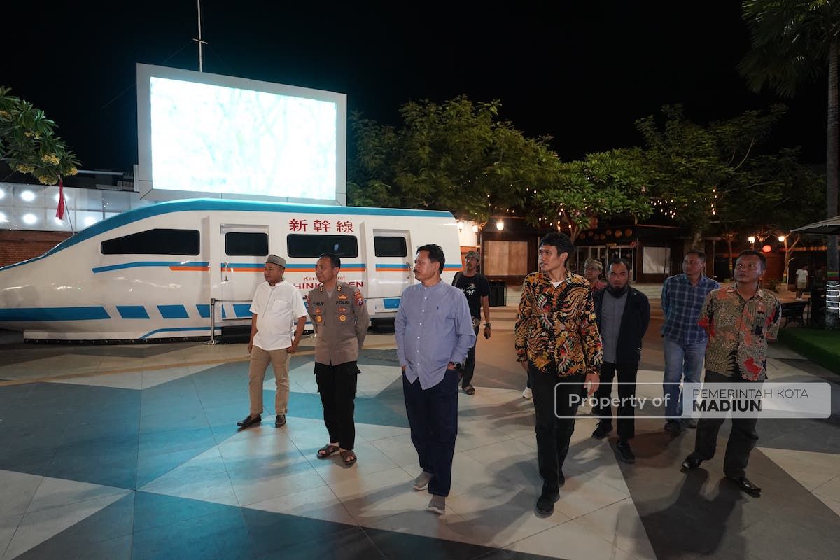 Foto 4 dari 6: Terima Anugerah Patriot Jawi Wetan 2023, Wali Kota Ajak Tim Juri Keliling Kota