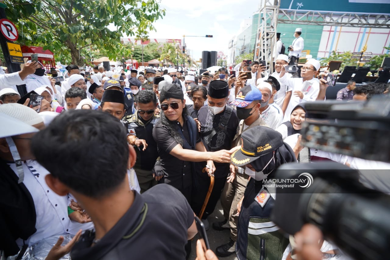 Foto 6 dari 10: Ngaji di Kota Pendekar, Gus Miftah: PRC dan Warung NKRI Jadi Simbol Kerukunan Kota Madiun Untuk Indonesia