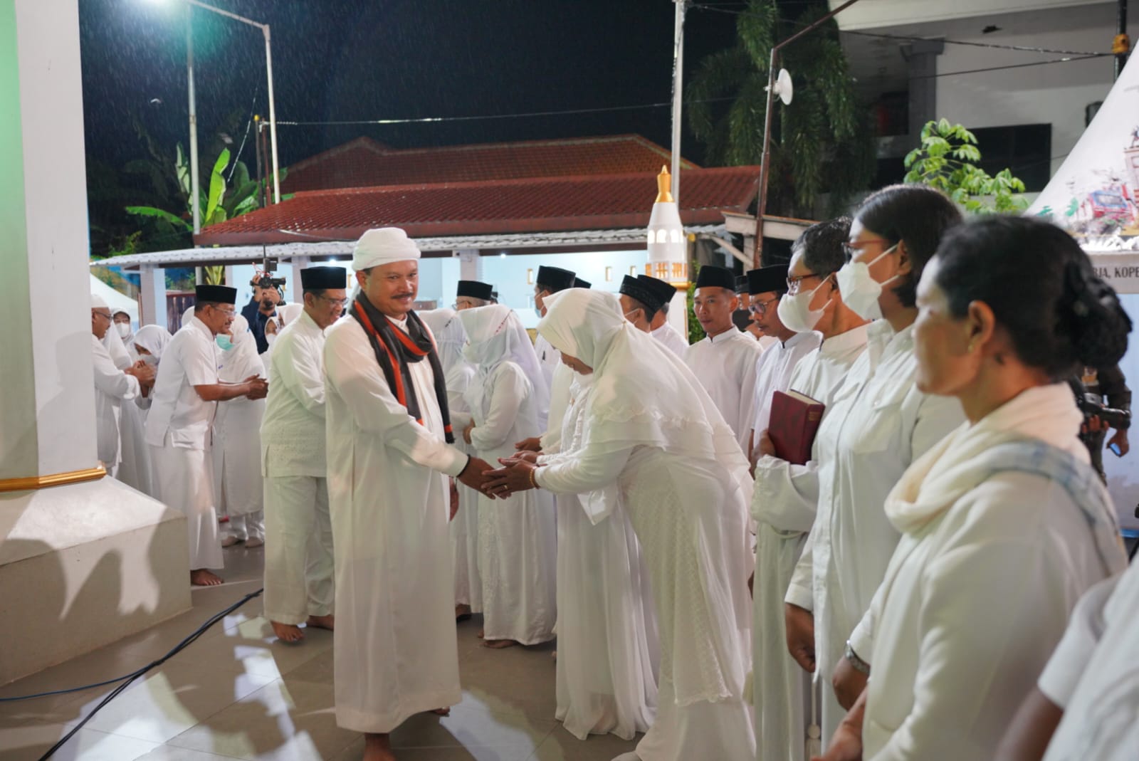 Foto 8 dari 10: Lantik Pengawas Dan Kepala Sekolah, Wali Kota : Jadilah Teladan Dan Terus Belajar