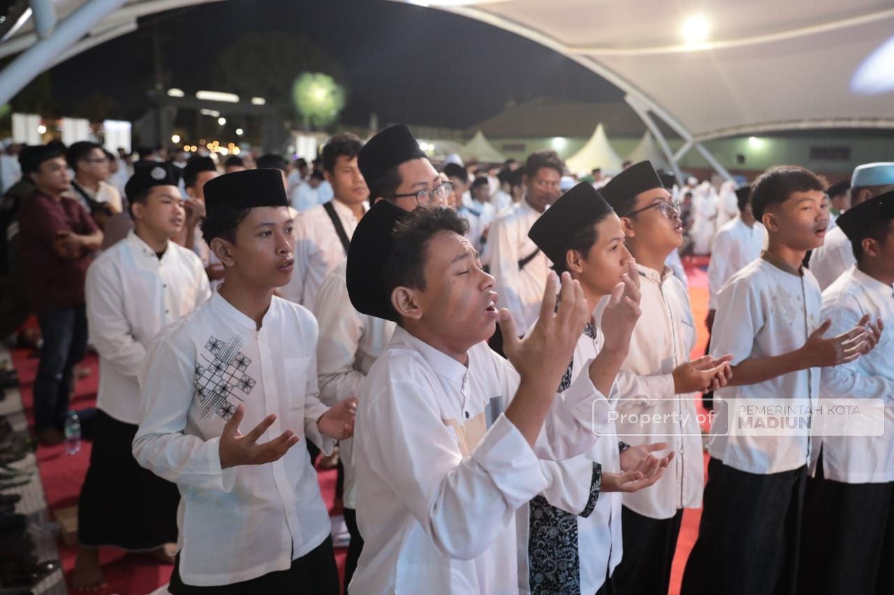 Foto 13 dari 17: Sosialisasi Ketentuan Cukai melalui Musik Religi, Pemkot Hadirkan Opick, Sekaligus Peringatan Hari Santri