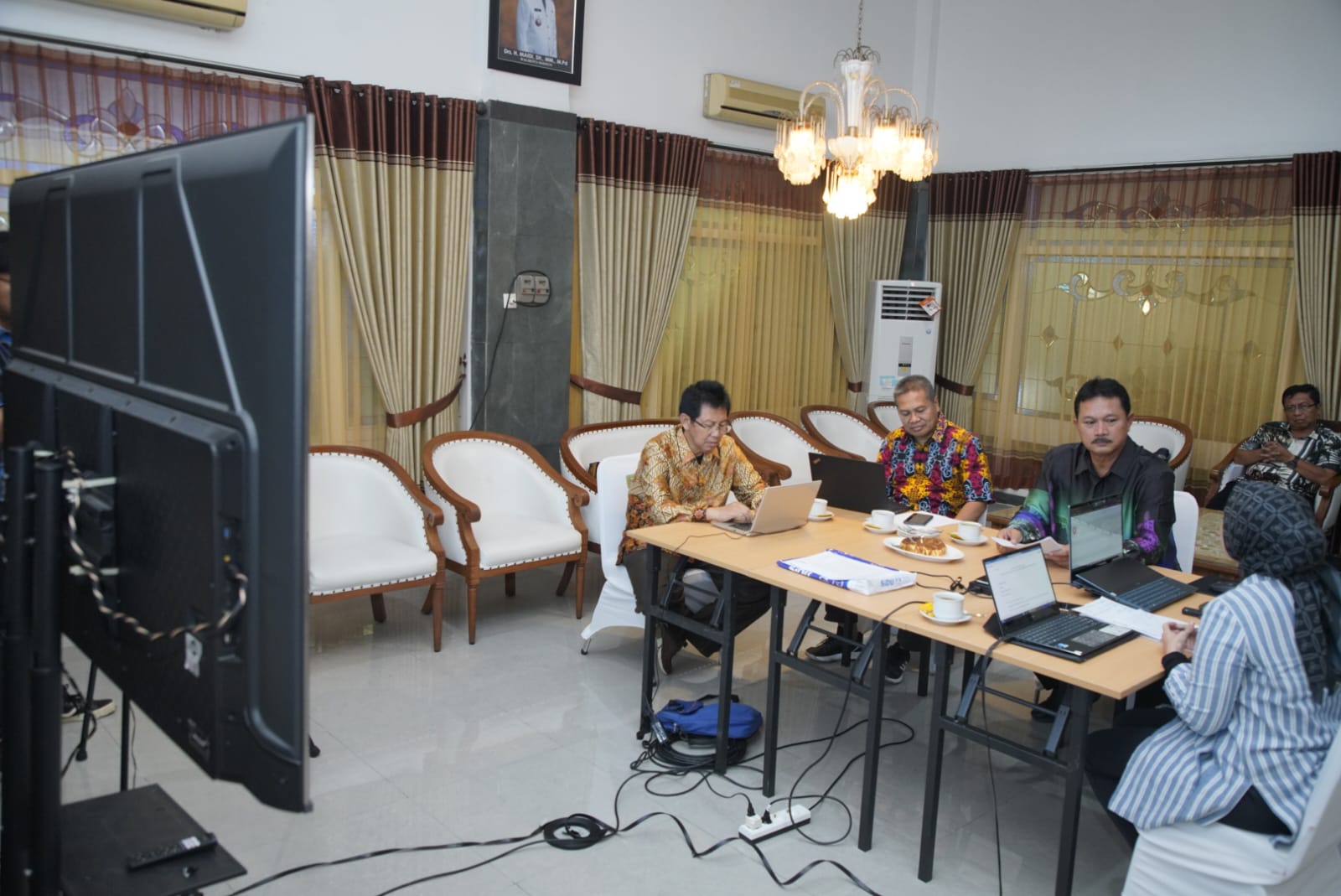 Foto 6 dari 11: Wawancara Dengan Tim Asesor UT, Wali Kota Paparkan Program Smart City Madiun