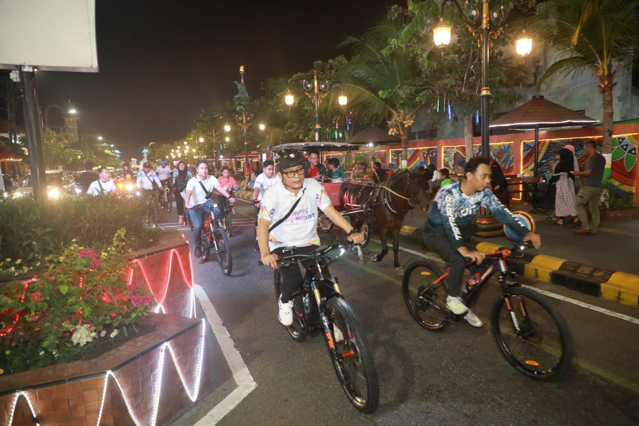 Foto 7 dari 11: Tak Hanya Peringati Hari Jadi, Gowes City Night Jadi Ajang Olahraga dan Promosi Kota