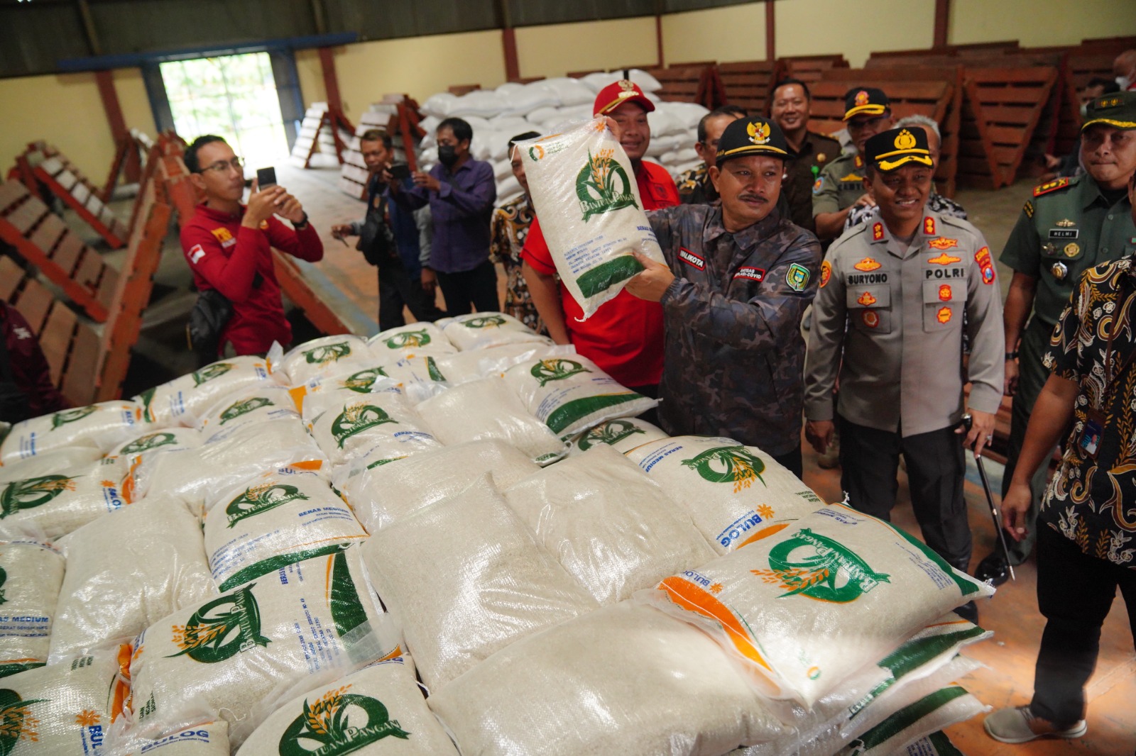 Foto 1 dari 10: Jamin Kesiapan Lintas Sektor Hadapi Lebaran, Wali Kota Cek Sejumlah Obyek Vital