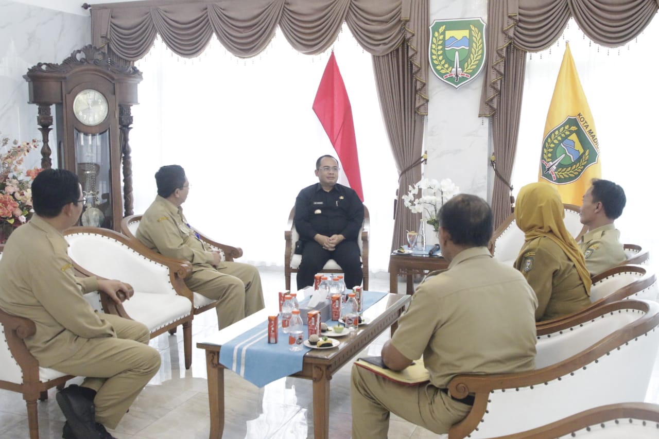 Foto 8 dari 11: Terima Dua Audiensi, Pj Wali Kota Bahas Pelantikan Pengurus Kwarcab Pramuka Hingga Proyek Strategis Pemkot Madiun