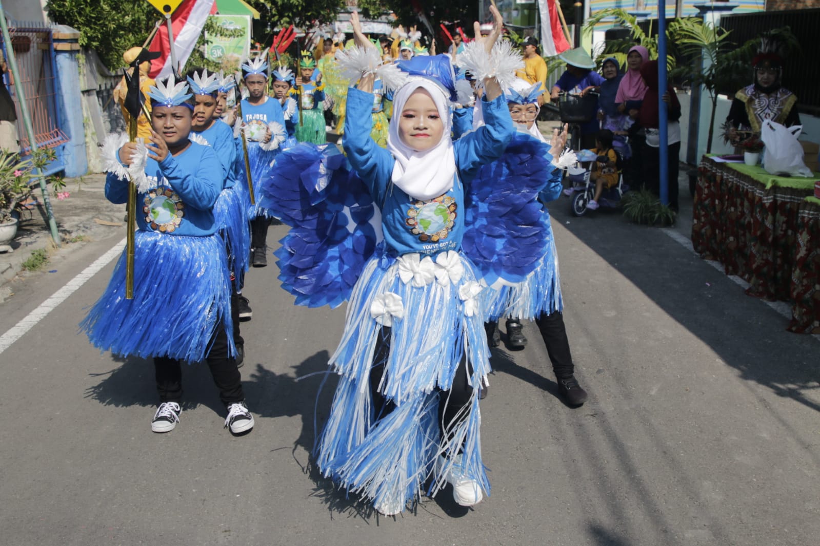 Foto 5 dari 14: Kreasi Plastik Bekas Jadi Baju Berkelas