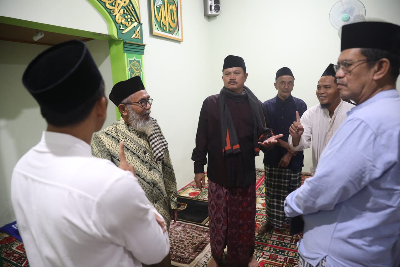 Foto 9 dari 11: Salat Isya di Mushala Al-Ikhlas Ngegong, Wali Kota Sampaikan Program Pembangunan