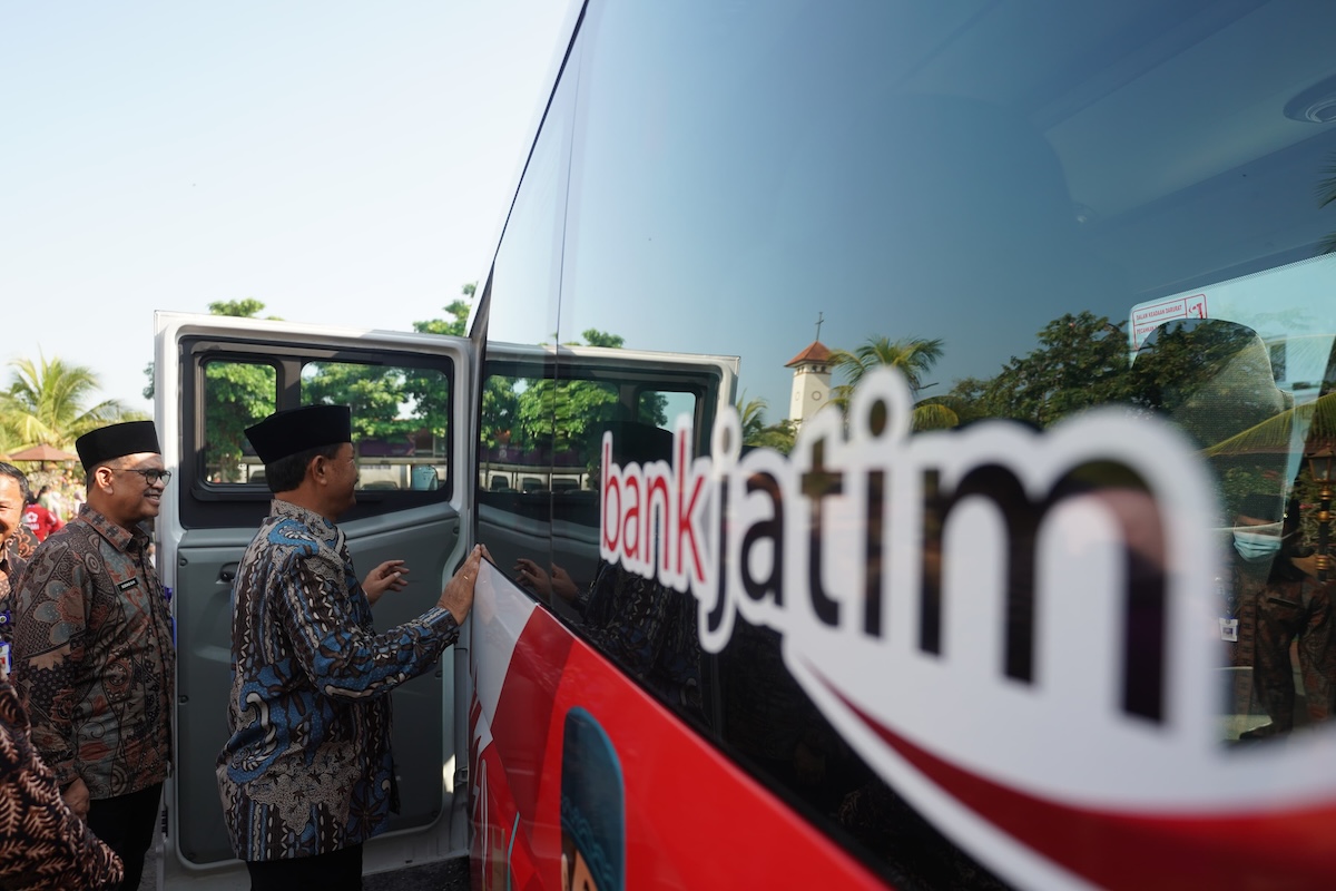 Foto 3 dari 7: Terima CSR Kendaraan Operasional untuk Pemkot dari Bank Jatim, Wali Kota Harap Bermanfaat bagi Masyarakat