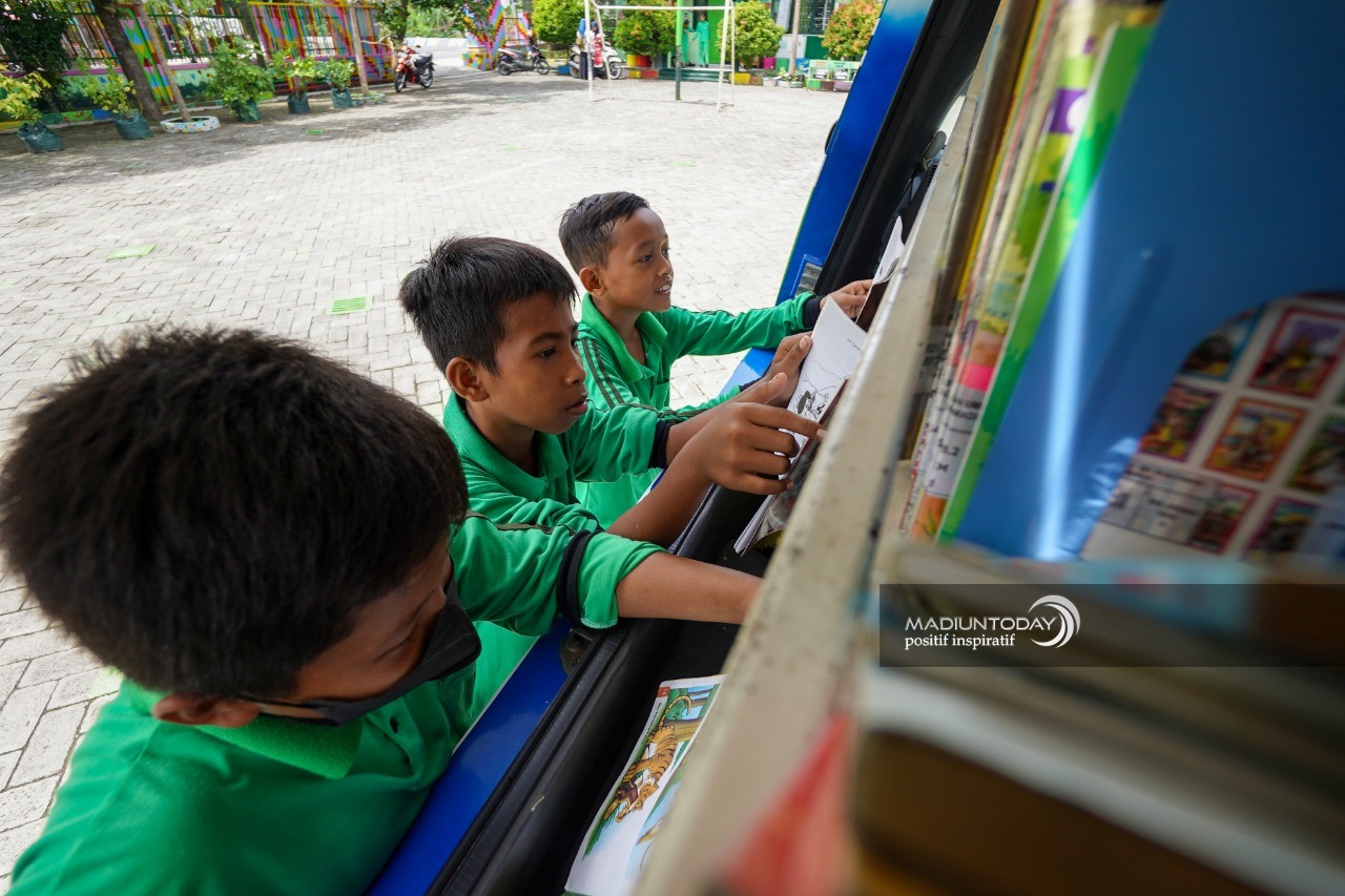 Foto 8 dari 9: Tingkatkan Minat Baca, Layanan Perpustakaan Keliling Sambangi SD