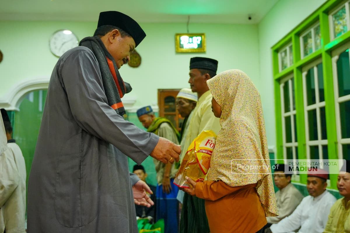 Foto 4 dari 8: Sambangi Warga Banjarejo, Wali Kota Gelar Isya Berjamaah Di Masjid Baiturrahim