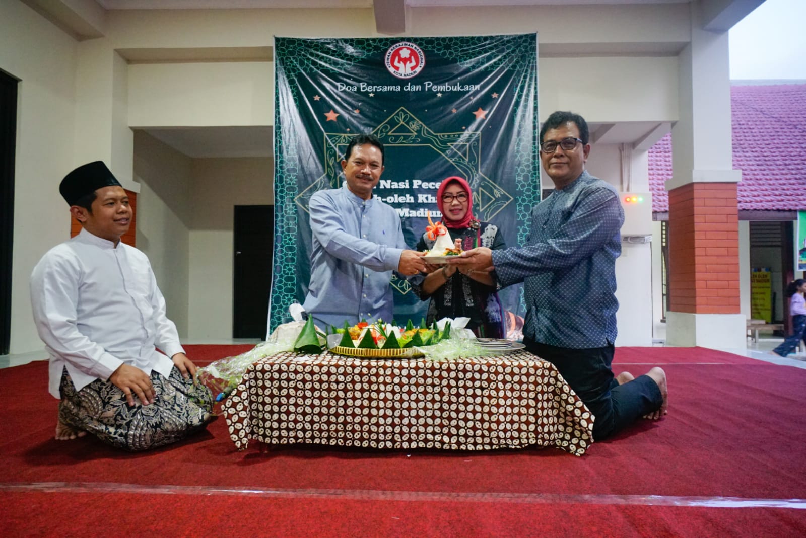 Foto utama berita: Buka Gerai Nasi Pecel dan Oleh-oleh Gedung Dekranasda, Wali Kota: Ini Melengkapi Paket Wisata di Kota Pendekar