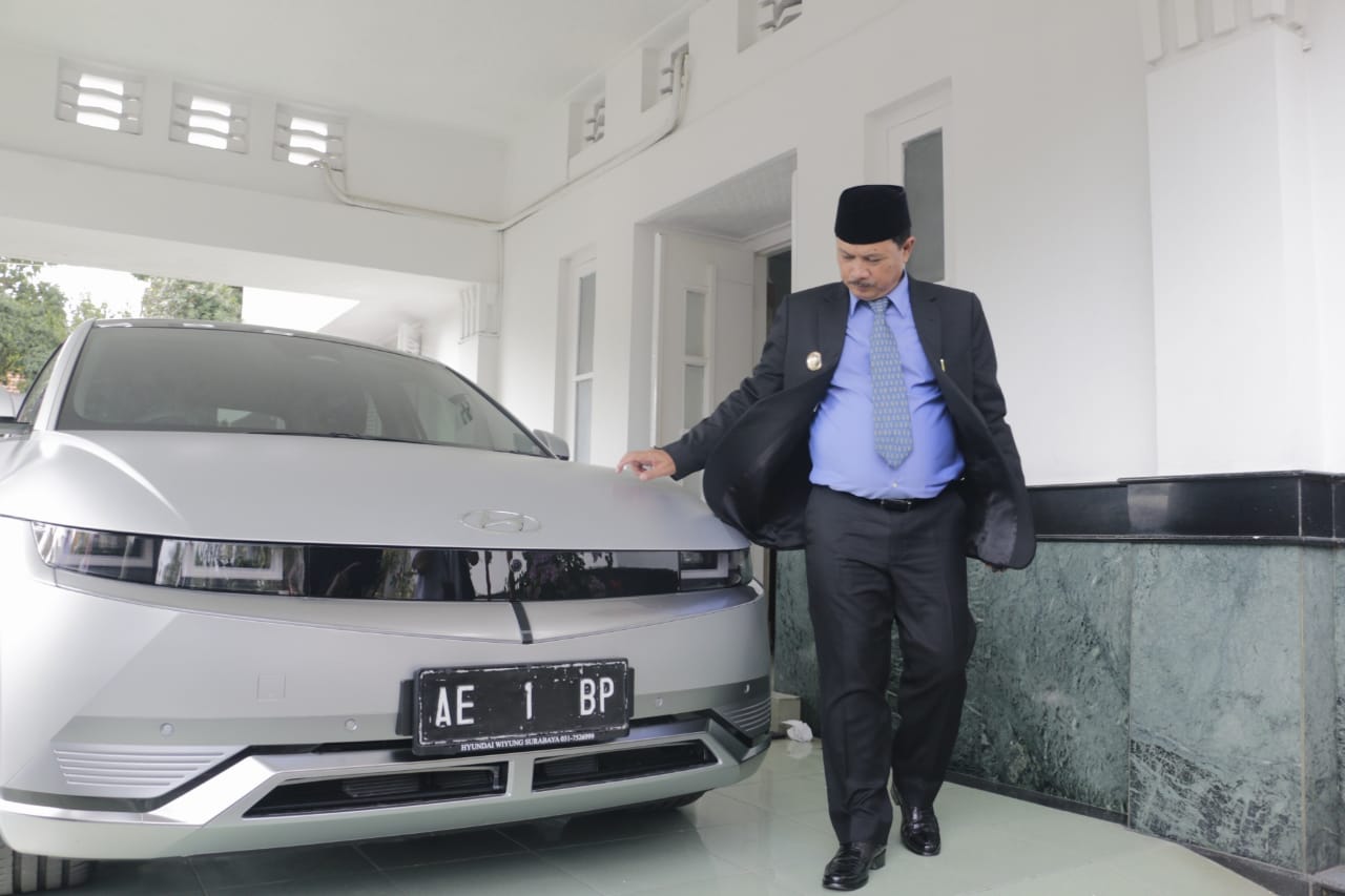 Foto utama berita: Jajal Mobil Dinas Bertenaga Listrik, Wali Kota : Madiun Siap Terapkan Kendaraan Ramah Lingkungan