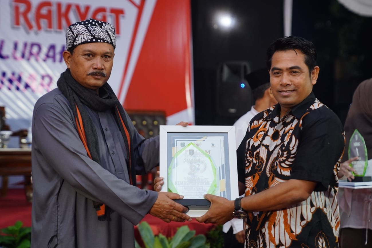 Foto 8 dari 10: WBR di Kecamatan Manguharjo, Wali Kota Sampaikan Informasi Hingga Serahkan Hadiah Lomba Kebersihan Makam