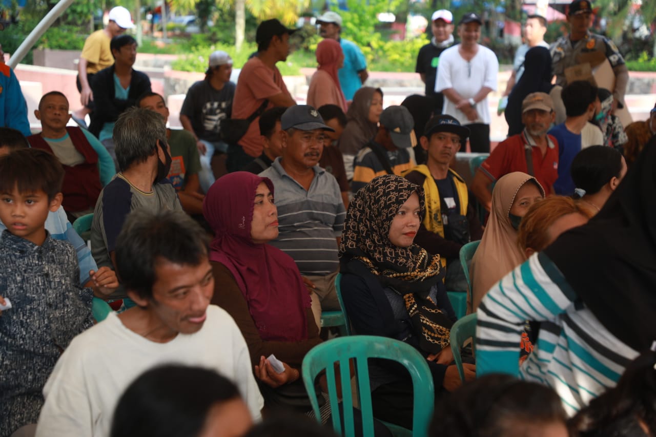 Foto 9 dari 13: Bagikan Ratusan Beras dan Gula ke PKL, Wali Kota: Sembako Selalu Ada