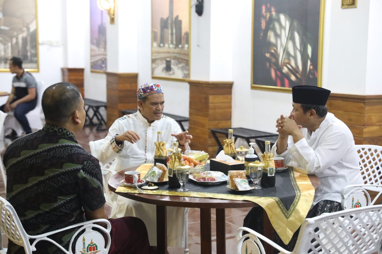 Foto 6 dari 8: Kapolda Subuhan Di Masjid Pondok Abi Bahrun Madinatul Jannah, Wali Kota Sapa Lewat Video Call