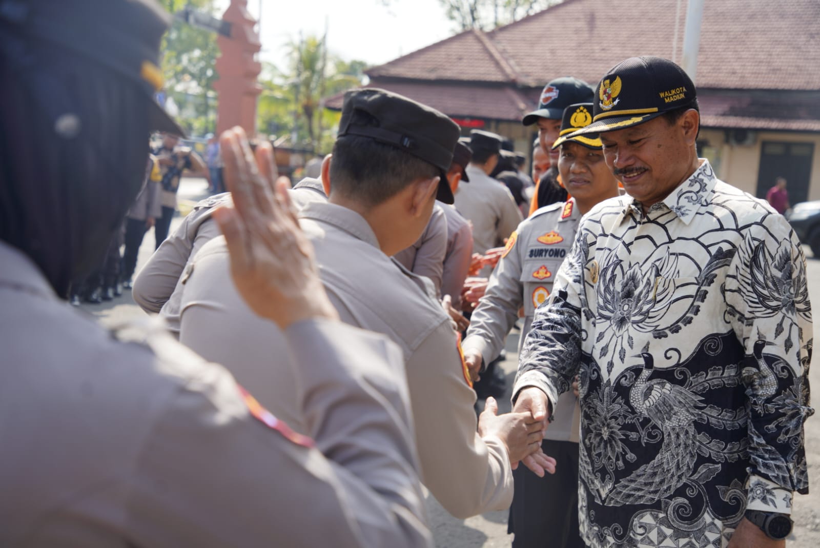 Foto 6 dari 8: Peletakan Batu Pertama Gedung Polres Madiun Kota, Wali Kota Juga Resmikan Musala