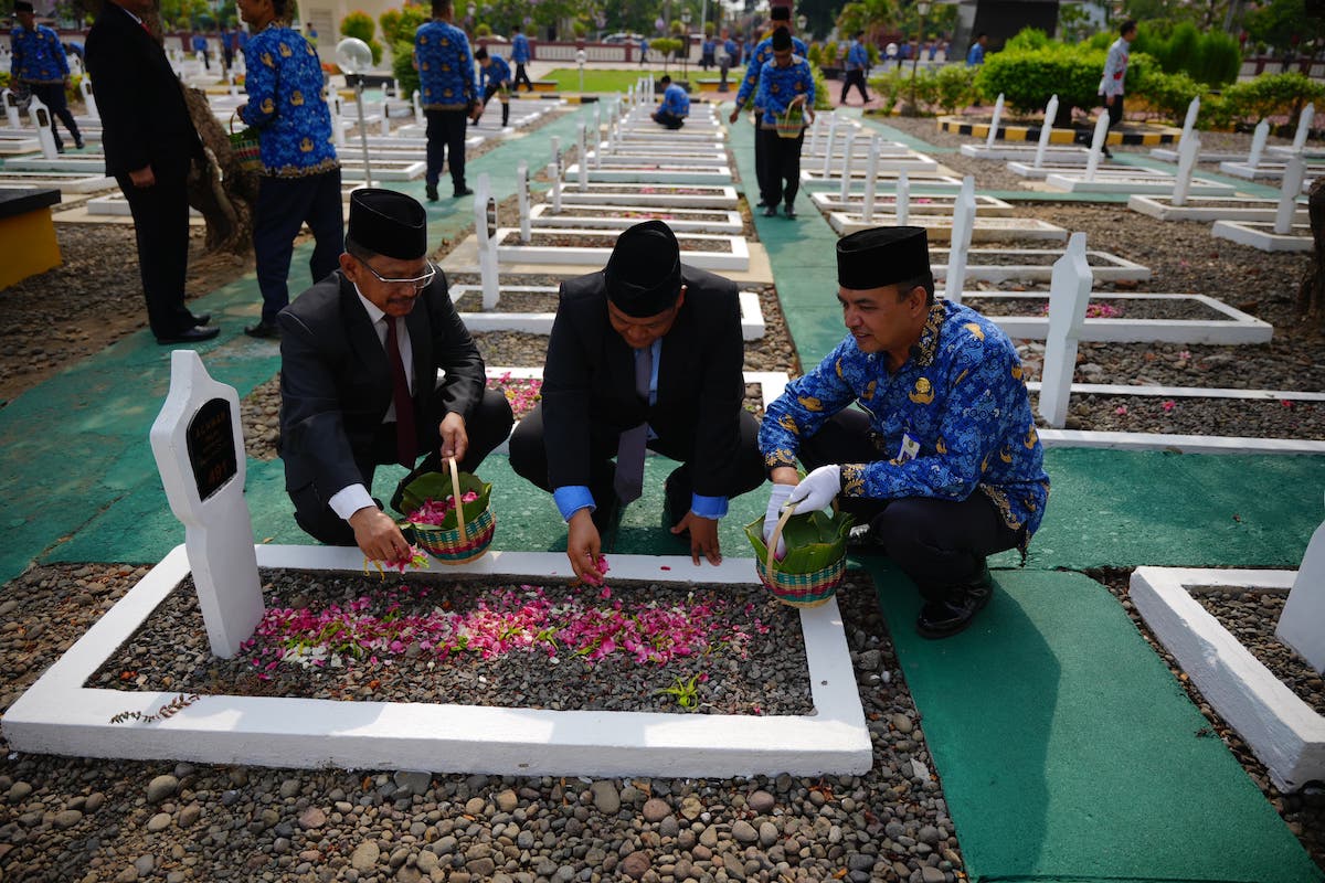 Foto 4 dari 8: Upacara Hari Pahlawan di TMP, Sekda Kota Madiun: Loyalitas ASN Untuk Negara Harus Seperti Pahlawan