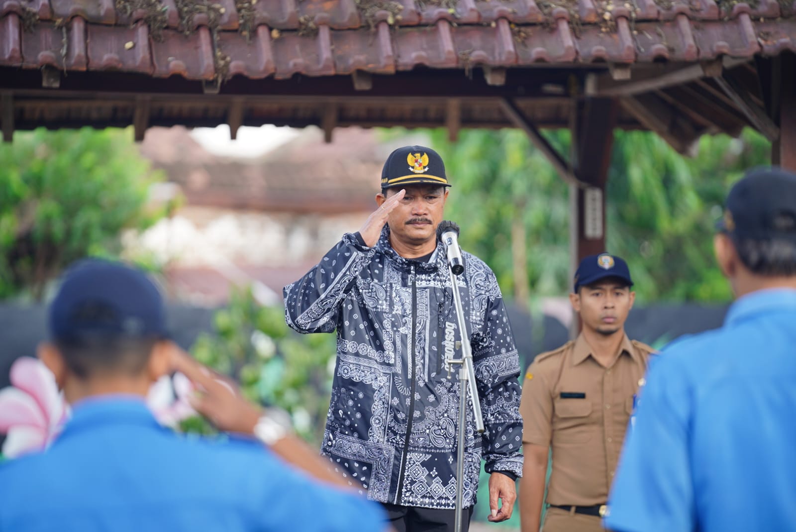 Foto 4 dari 9: Serahkan SK Pensiun Kepada Pegawai PDAM, Wali Kota Pesan Pensiunan Tetap Produktif