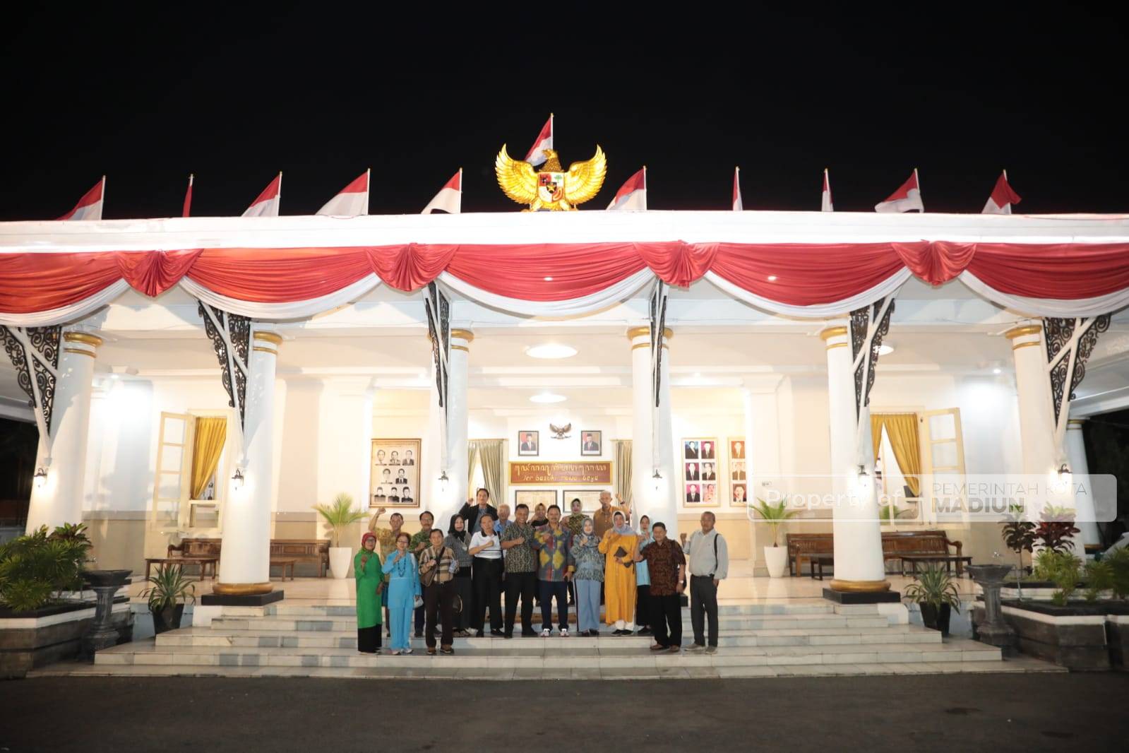 Foto 9 dari 13: Sambut Pensiunan Pemprov Jatim, Wali Kota Ajak Keliling Lihat Keindahan Kota