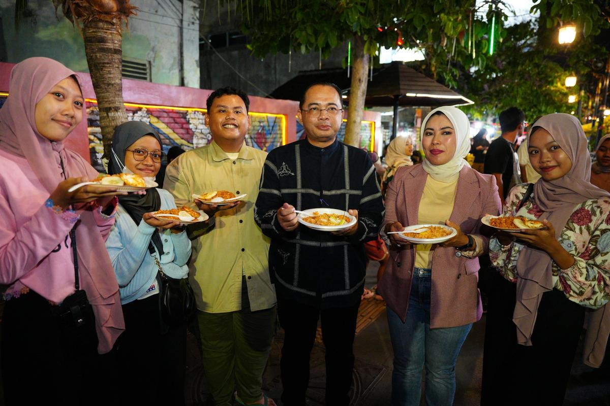 Foto 13 dari 19: Meriahnya CFN, Santap Nasi Goreng Gratis Hingga Menikmati Pertunjukkan Barongsai
