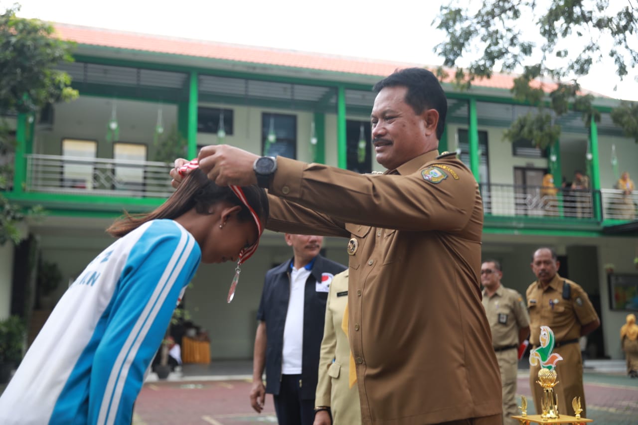 Foto 1 dari 13: Serahkan Medali Kejurkot Petanque 2023, Wali Kota Harap Prestasi Atlet Kota Madiun Terus Meningkat