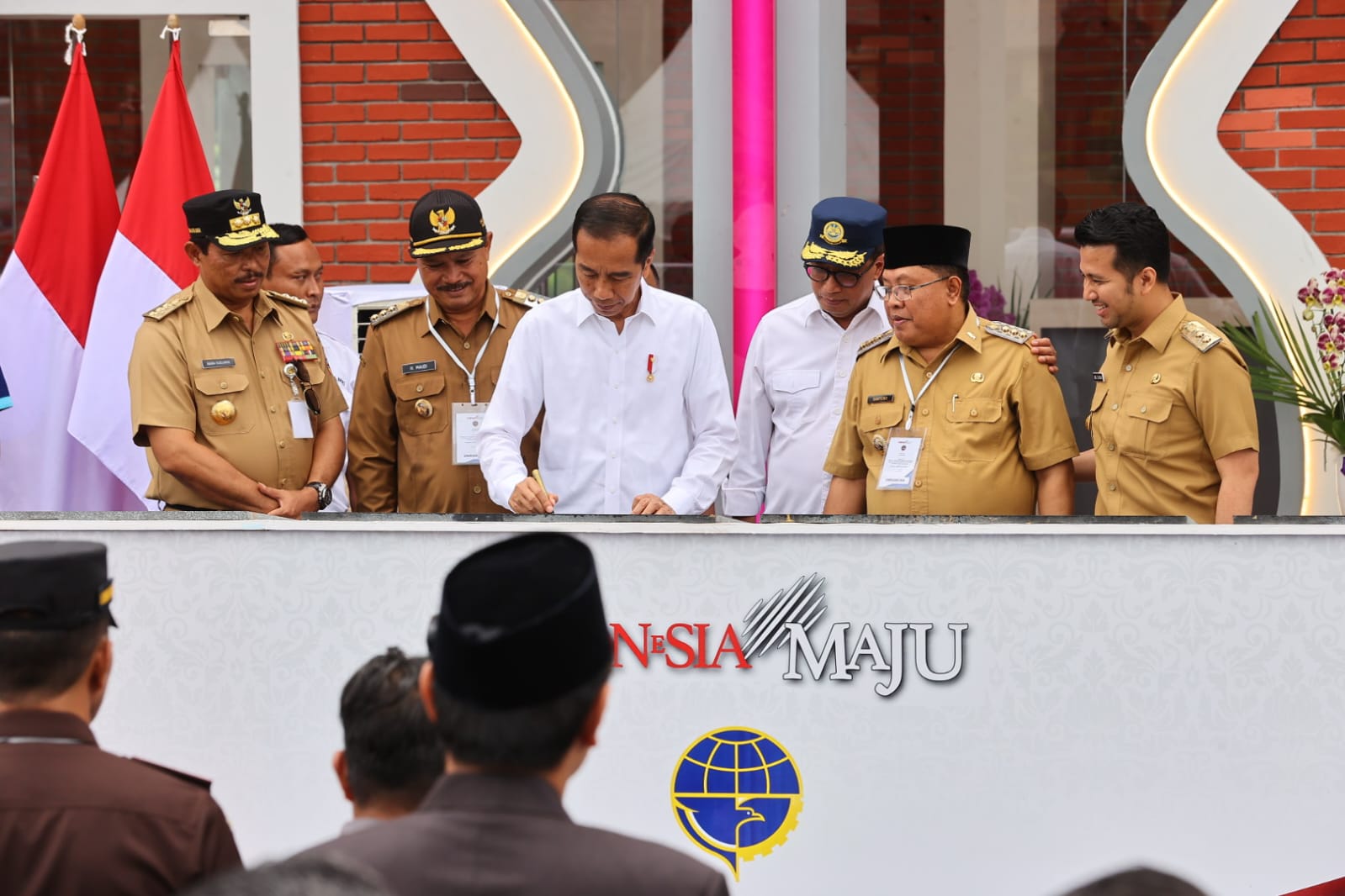 Foto 1 dari 6: Resmikan 4 Terminal Bus di Jatim dan Jateng, Presiden Soroti Kemacetan
