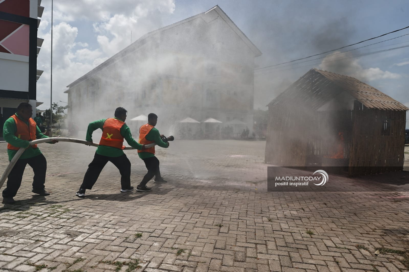 Foto 1 dari 8: Rusunawa Dilalap Si Jago Merah, Petugas Cekatan Padamkan Api Kebakaran