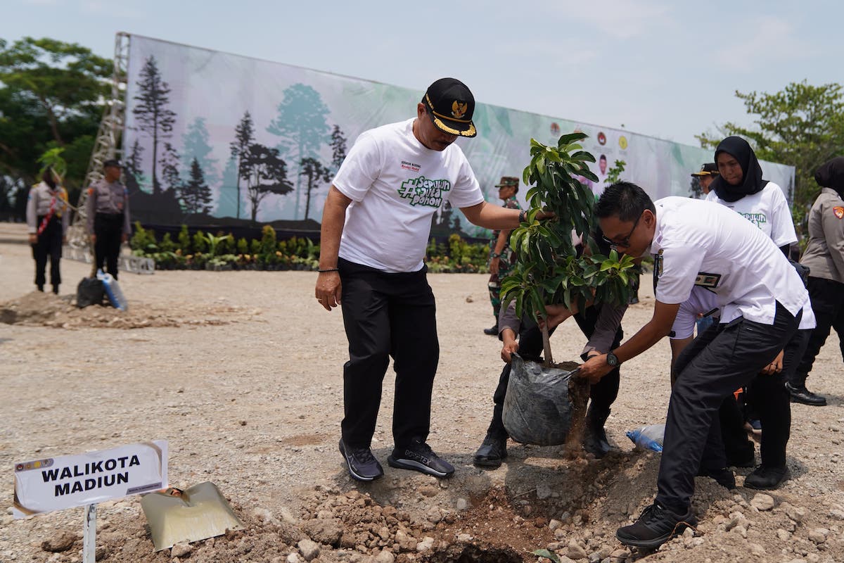 Foto 6 dari 8: Dampingi Menko PMK Dan Kapolri, Wali Kota Dukung Program Penanaman 10 Juta Pohon Di Madiun