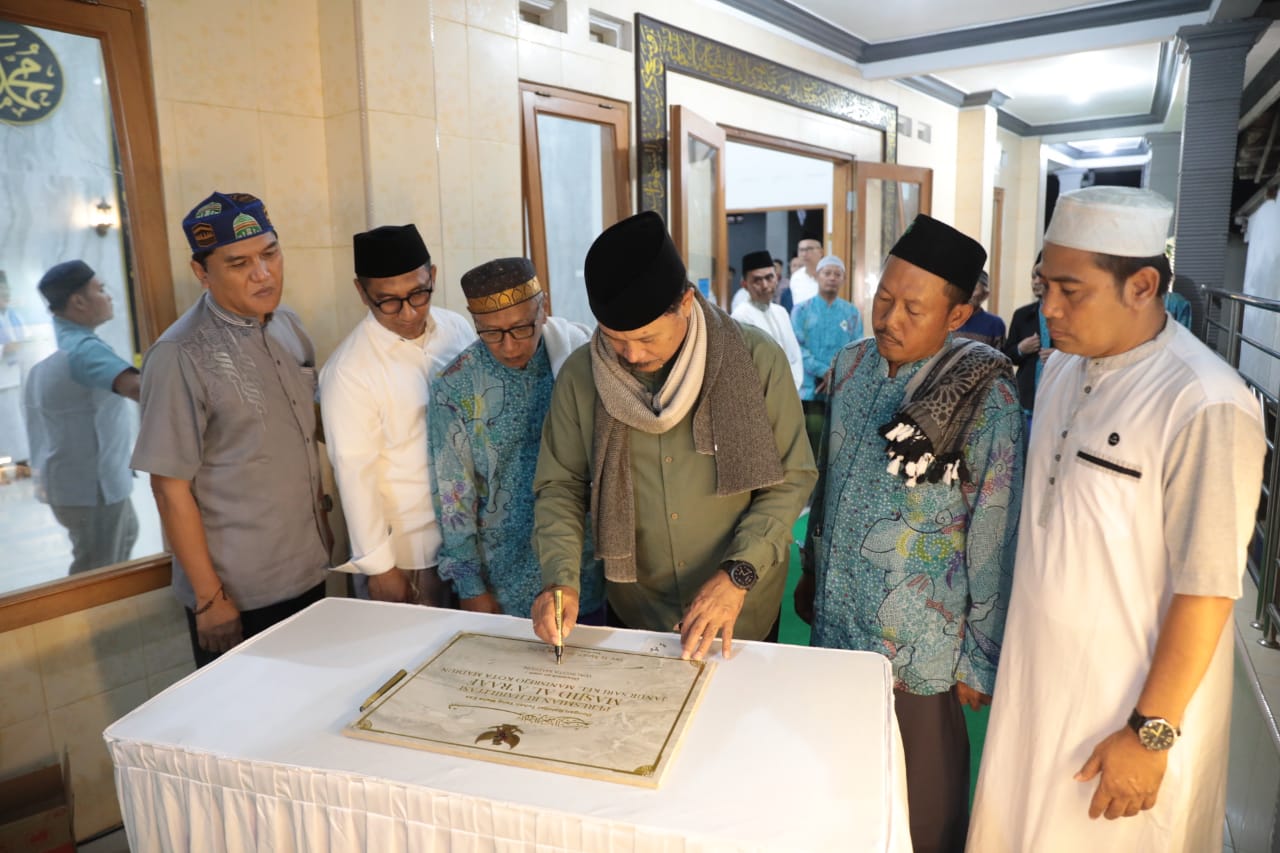 Foto 7 dari 11: Salat Isya di Masjid Al-A’raaf Janursari Kelurahan Manisrejo, Wali Kota Salurkan Bantuan Sekaligus Sampaikan Progres Pembangunan