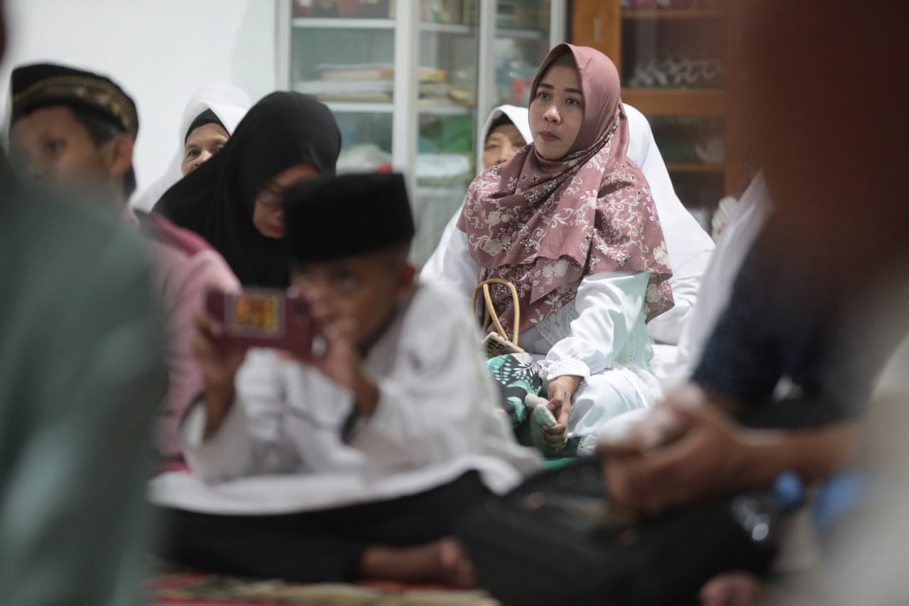 Foto 5 dari 15: Masjid Suhud Rohman Dapat Bantuan Rp 25 Juta, Jamaah Juga dapat Bantuan Sembako, Minyak, dan Santunan