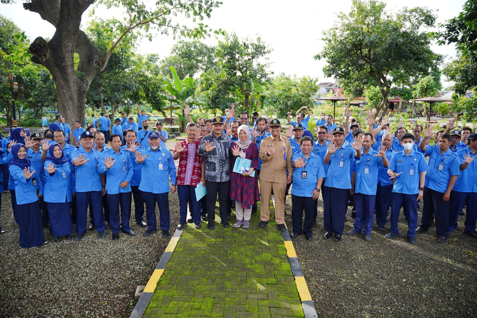 Foto 1 dari 9: Serahkan SK Pensiun Kepada Pegawai PDAM, Wali Kota Pesan Pensiunan Tetap Produktif
