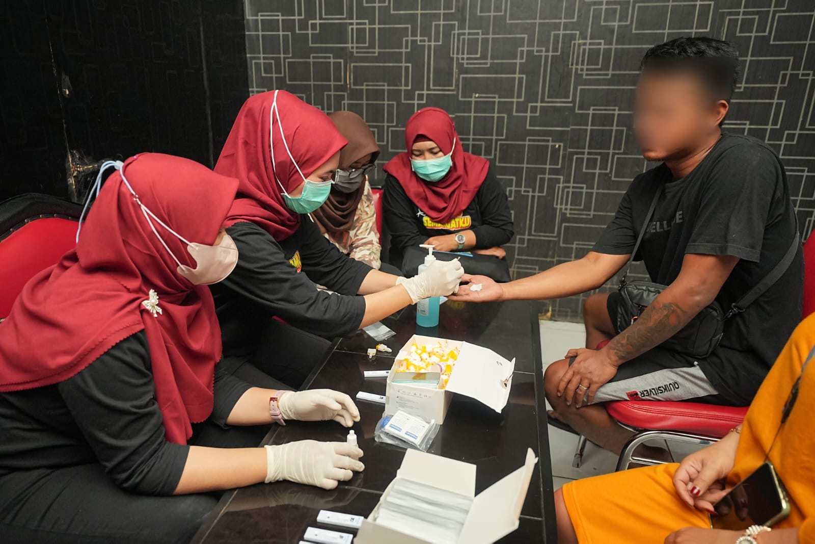 Foto 4 dari 10: Deteksi Dini HIV/AIDS di Kota Pendekar, Petugas Rutin Gelar Mobile VCT