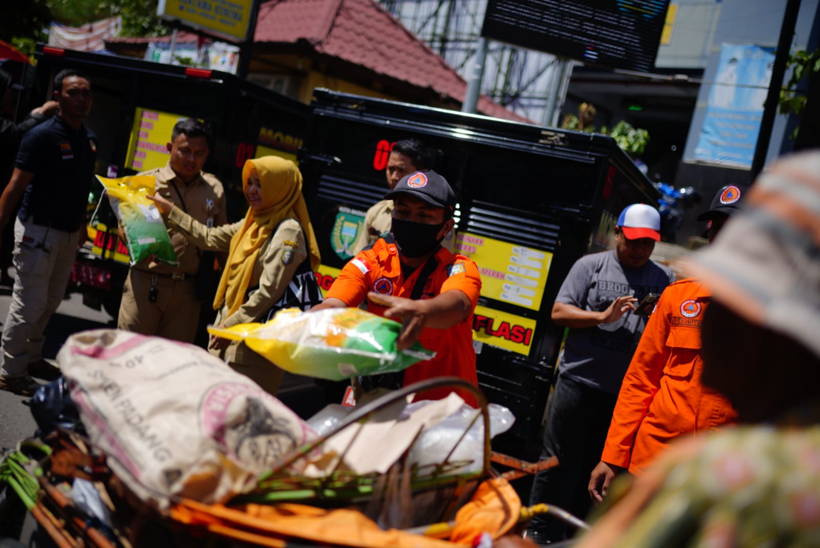 Foto 7 dari 8: Wali Kota Bagikan Sembako Gratis Untuk Masyarakat