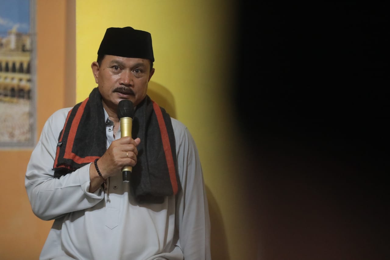 Foto 1 dari 12: Gelar Salat Isya di Masjid Al Hikmah Wali Kota Salurkan Bantuan Pada Musala dan Warga
