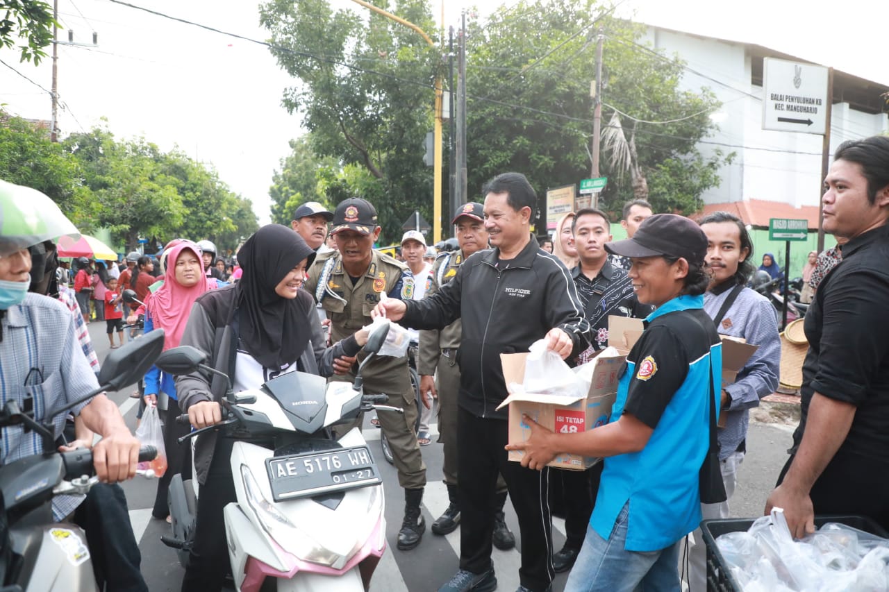 Foto 4 dari 13: Buka Bazar Ramadan Kecamatan Manguharjo, Wali Kota: Ramadan Semua Harus Bahagia