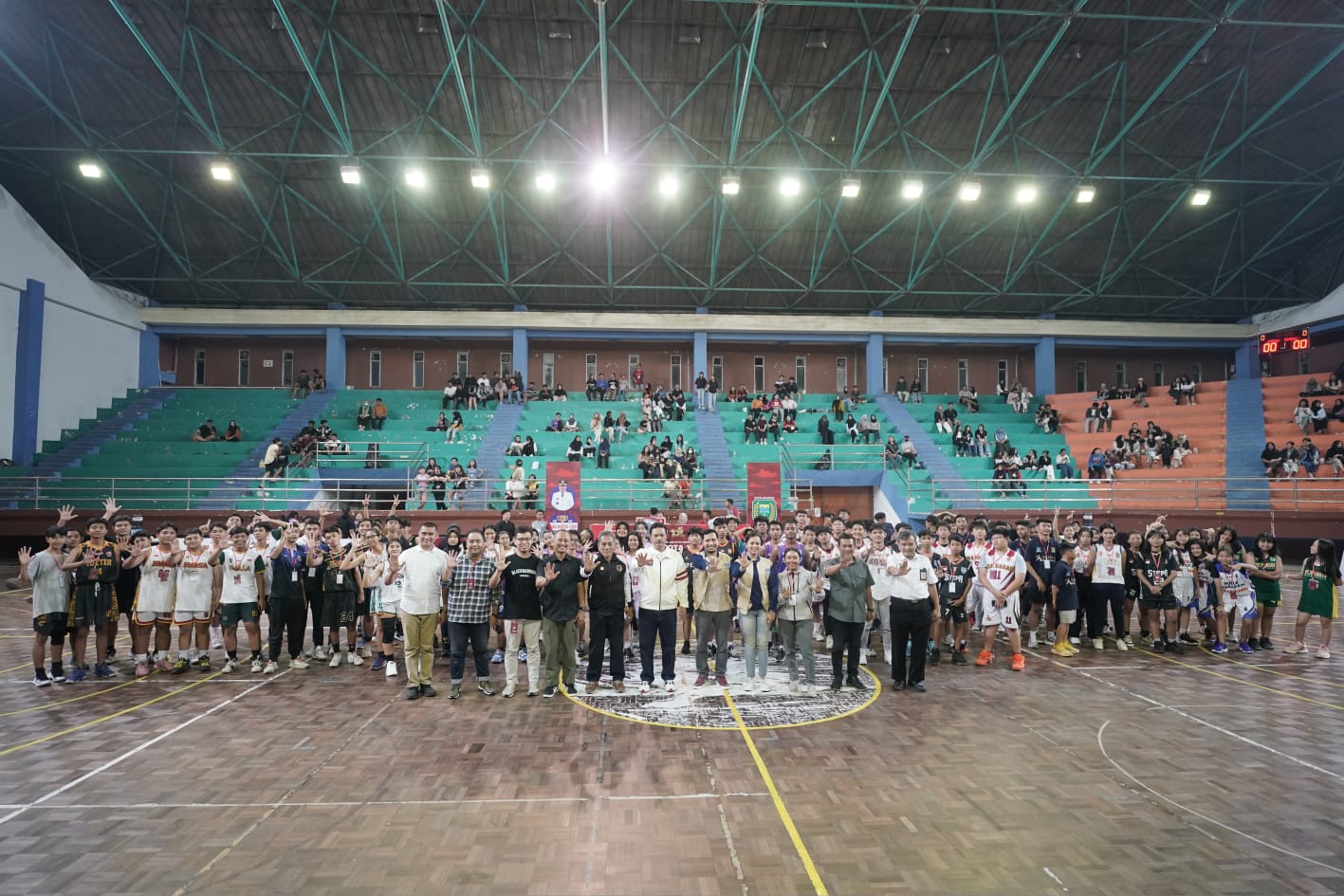 Foto 7 dari 9: Buka Turnament Bola Basket Walikota Cup, Wali Kota Maidi Harap Cetak Tim Berprestasi