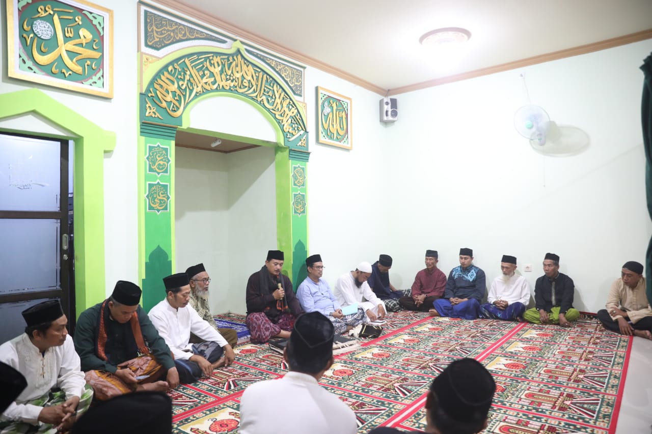 Foto 2 dari 11: Salat Isya di Mushala Al-Ikhlas Ngegong, Wali Kota Sampaikan Program Pembangunan