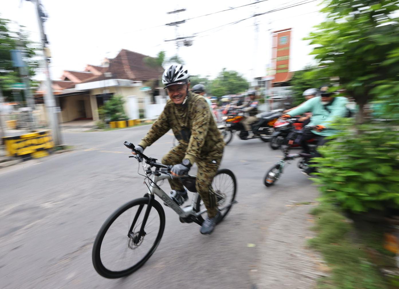 Foto 5 dari 9: Sembari Bersepeda, Wali Kota Cek Pavingisasi dan Resmikan Fasum