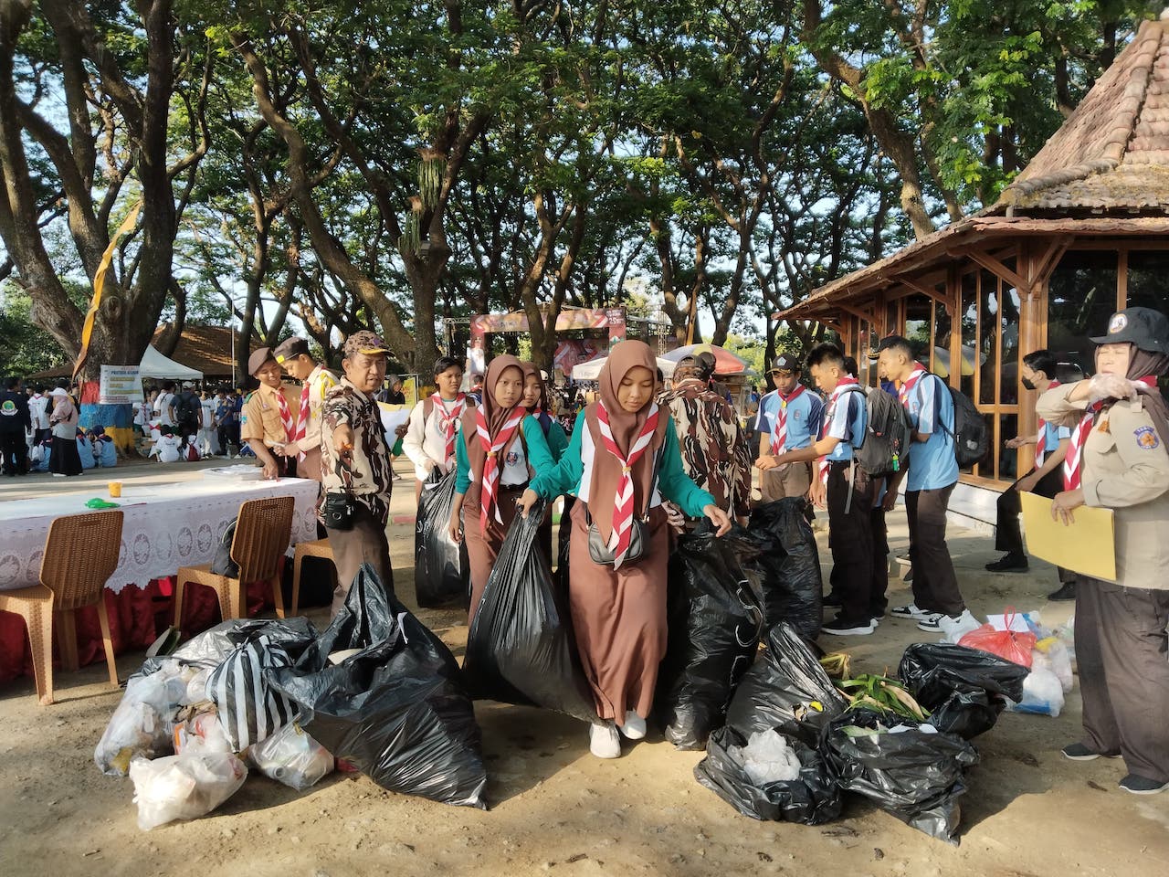 Foto 2 dari 9: Gelar Jalan Sehat, Satpol PP Ajak Siswa Jaga Kebersihan Lingkungan