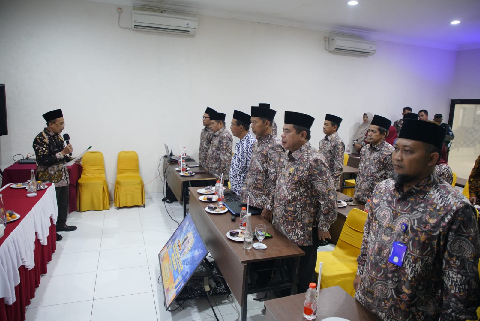 Foto 5 dari 6: Hadiri Pengukuhan Pengurus BWI Kota Madiun, Wali Kota Amanatkan Bantu Masjid yang Belum Diwakafkan