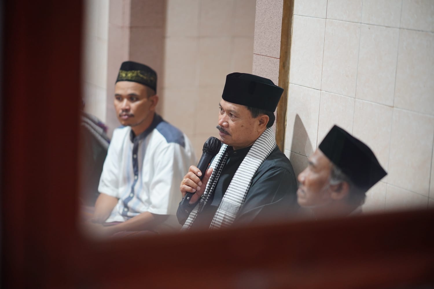 Foto 4 dari 10: Gelar Safari Ramadhan, Wali Kota Ikuti Shalat Isya Dan Tarawih Di Mushola Al Ikhlas Bersama Warga