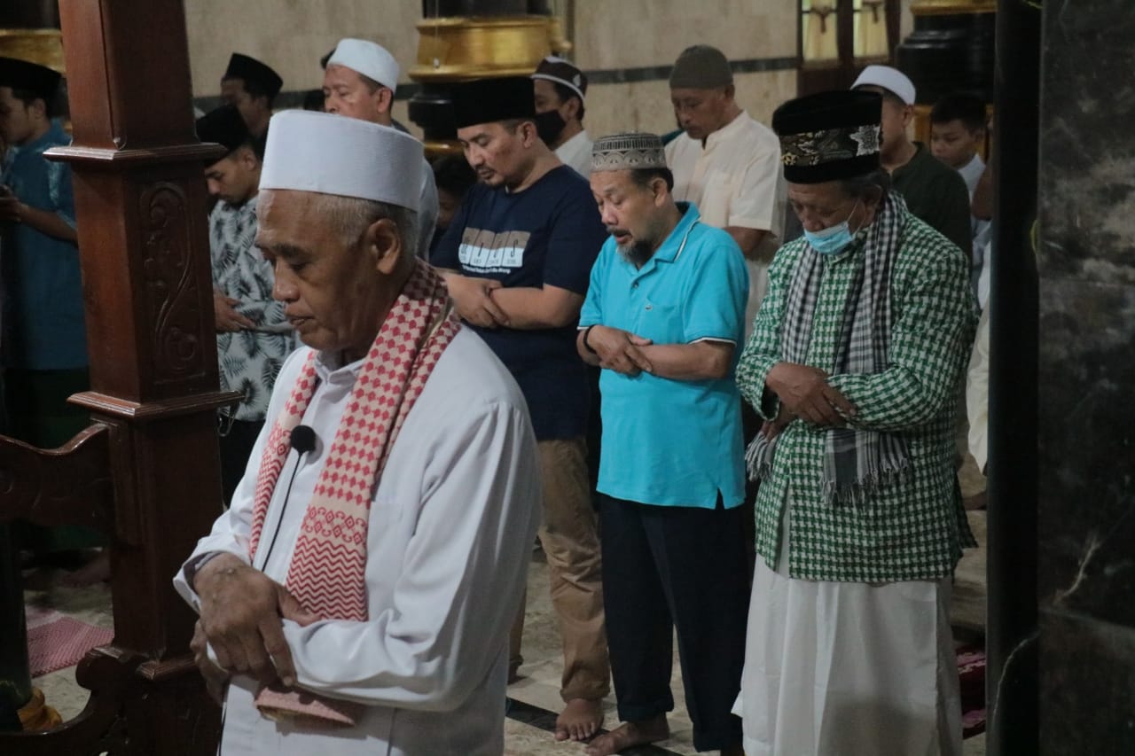 Foto 1 dari 5: Sambut Fenomena Alam, Warga Kota Madiun Gelar Salat Gerhana